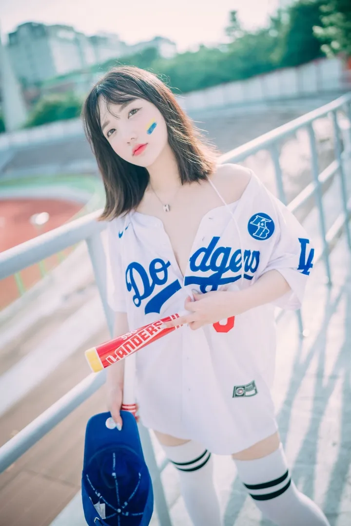 Son Ye-Eun Cheer Up in the Summer